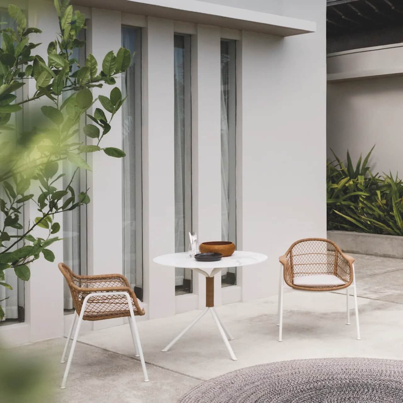 Gloster Fresco 35.5" Round Dining Table | Fresco Dining Chair