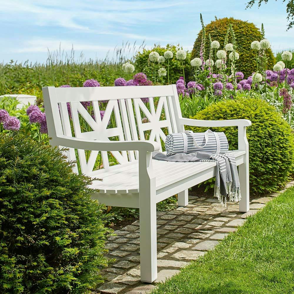 idyllic country life: the white aluminum cottage bench is reminiscent of classic wooden benches, but is much easier to maintain