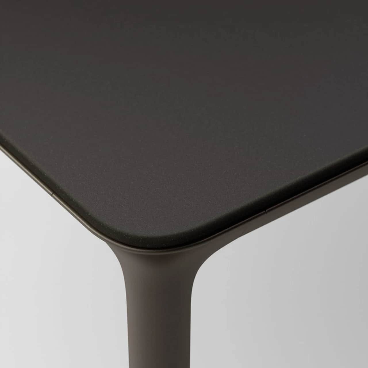 Fine detail: HPL Black Pepper top on a lightweight powder coated aluminum frame