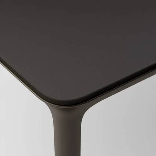 Fine detail: HPL Black Pepper top on a lightweight powder coated aluminum frame
