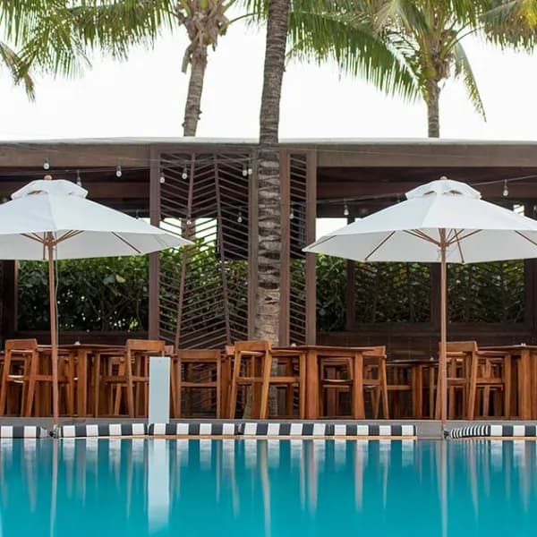 Frankford Monterey 9' Octagonal Market Umbrella (Pulley Lift) | White Canvas Fabric