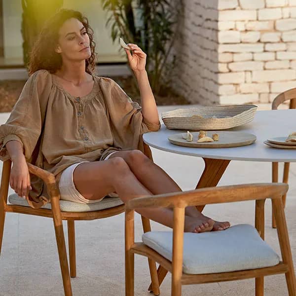 relax: solid armchair for your seat and to rest your feet (seat cushion optional