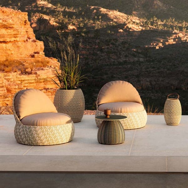 Spirit of place: DALA Lounge Chair with Ibiza fiber, PORCINI Side Table with Bosco fiber (Courtesy of DEDON)