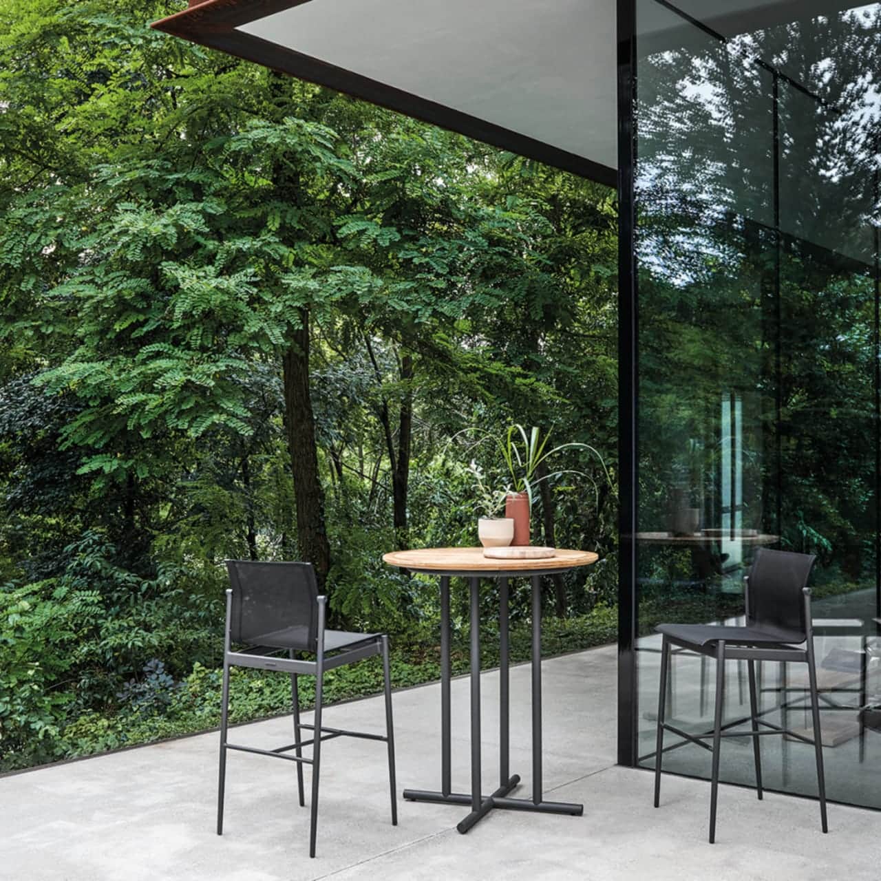 Gloster Whirl 35.5" Round Bar Table | 180 Bar Chairs