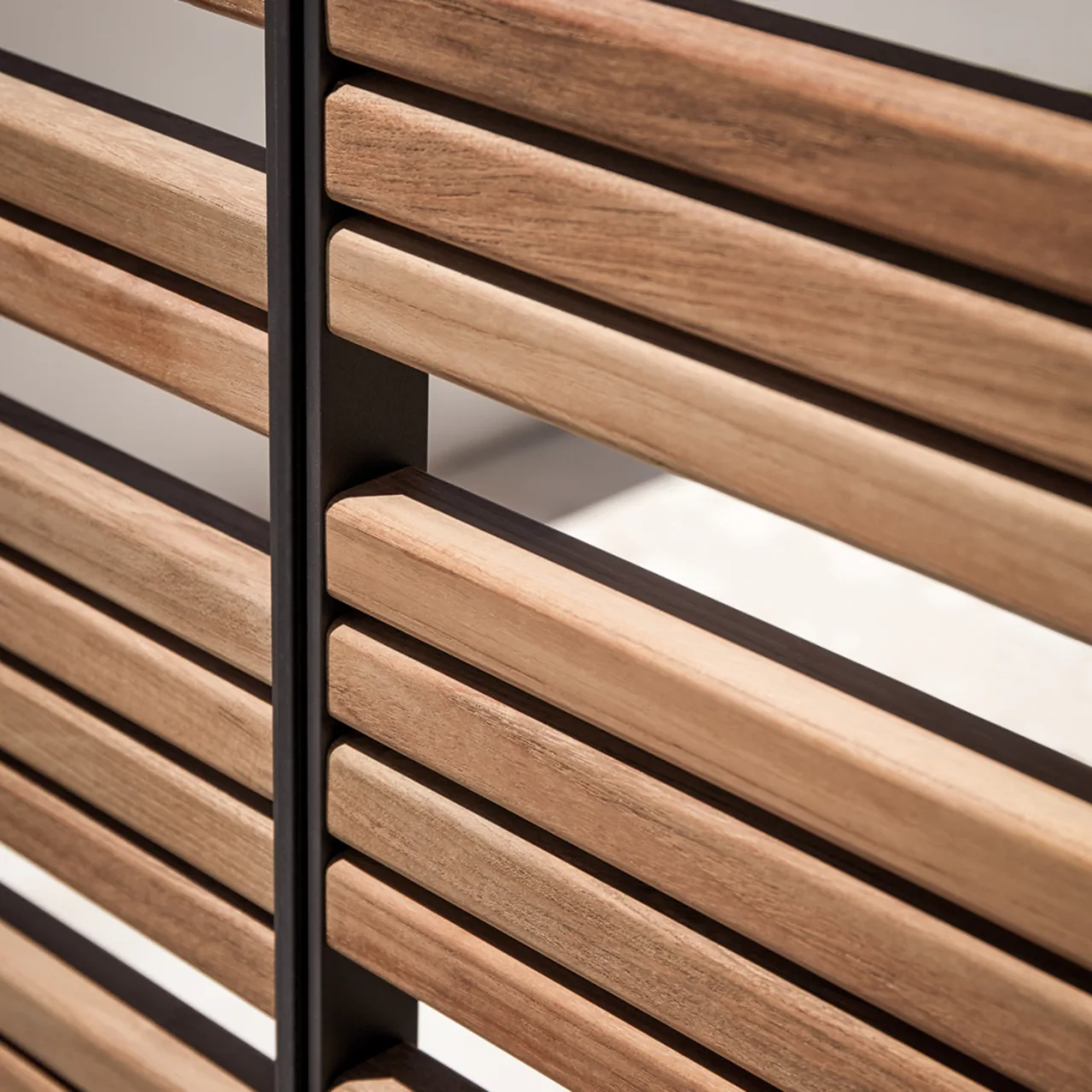 Gloster Screen Detail | Powder-Coated Aluminum, Meteor, Natural Finish Slatted Teak