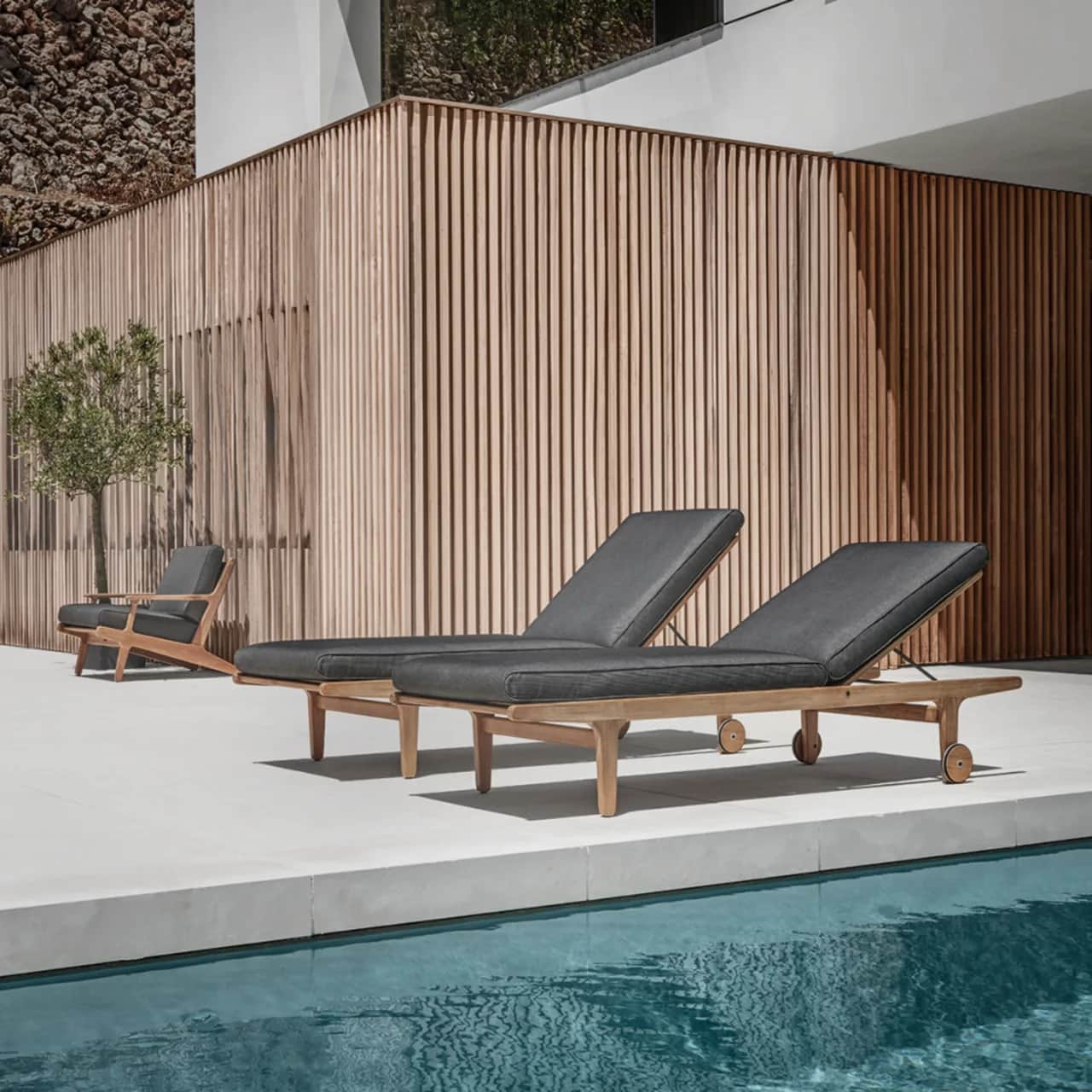 Gloster Bay Lounger with Wheels | Bay Lounge Chair