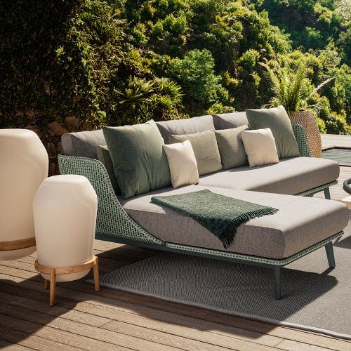 Outdoor living room: LOON floor lamps and MBARQ modular sofa (Courtesy of DEDON)
