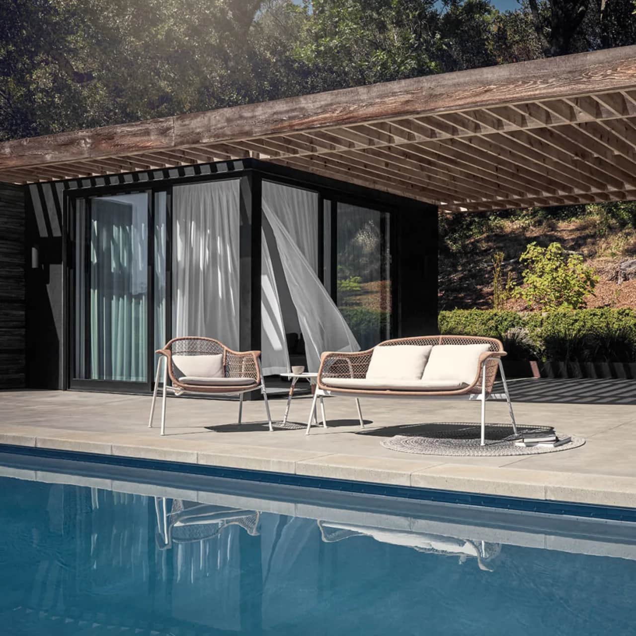 Gloster Fresco 2-Seater Sofa & Lounge Chair | Fresco 19" Round Side Table