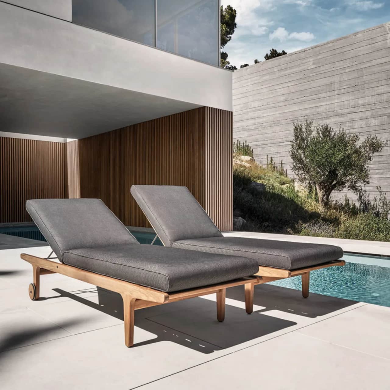 Gloster Bay Lounger with Wheels