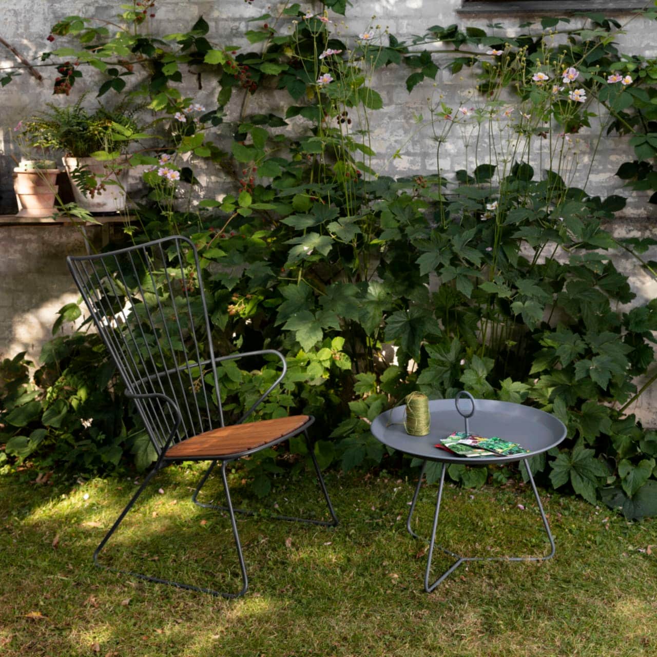 Houe Paon Lounge Chair | Eyelet 23" Tray Table