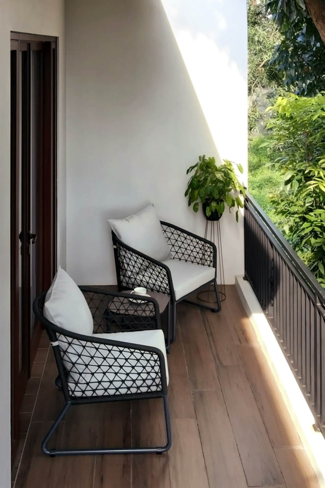 Ohana Lounge Chair | Titan Side Table