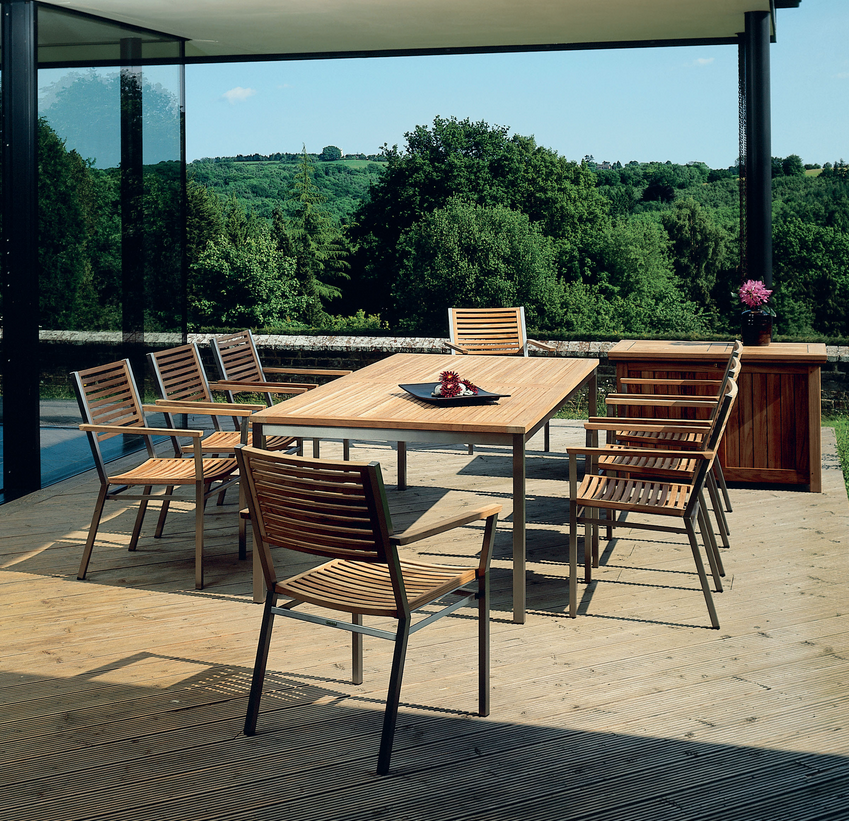 Barlow Tyrie outdoor furniture- table and chairs